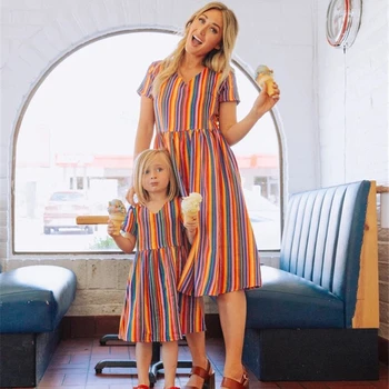 2020 Matka, Dcéra Šaty Letné Rodinné Zodpovedajúce Krátke Rukávy Oblečenie Oblečenie Nové Maminku A Dievčatá Mi Farebné Pruhy Šaty