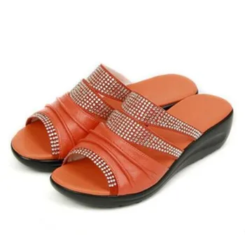 Horúce mäkké originálne Kožené topánky sandále ženy papuče 2020 nové letné papuče módne sandále Drahokamu papuče ženy sandále