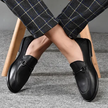 Muži Ukázal prst originálne kožené topánky fahsion Pošmyknúť Na Male Tuky Luxusné Obchodné šaty Strapec topánky Čierne Mokasíny strany topánky j3