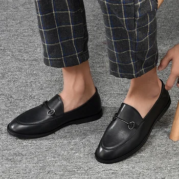 Muži Ukázal prst originálne kožené topánky fahsion Pošmyknúť Na Male Tuky Luxusné Obchodné šaty Strapec topánky Čierne Mokasíny strany topánky j3