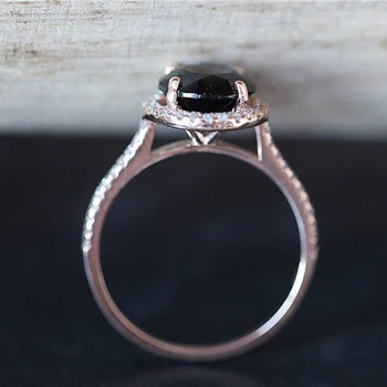 New Vysoká Kvalita Rose Gold Farby Vykladané Black Crystal Kamenné Kruhy Vyrezávané Gem Prstene Pre Ženy Výročie Svadby Šperky Anel