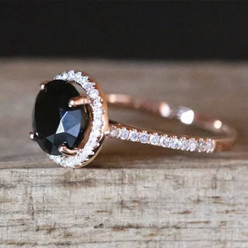 New Vysoká Kvalita Rose Gold Farby Vykladané Black Crystal Kamenné Kruhy Vyrezávané Gem Prstene Pre Ženy Výročie Svadby Šperky Anel