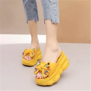 Nové Letné Ženy Papuče 2020 Vysokej Platforme Kliny Sandále 9 CM Podpätky Mimo Flip-Flops Módne Farebné Ženy Biele Ružové Topánky