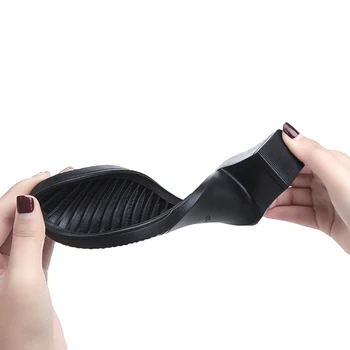 Office lady klasické čierne kožené čerpadlá 2019 jar 5cm námestie podpätky pošmyknúť na pracovné topánky žena príležitostné celý zápas sandále