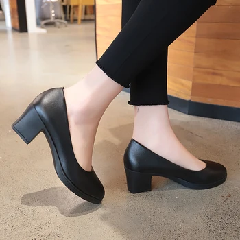 Office lady klasické čierne kožené čerpadlá 2019 jar 5cm námestie podpätky pošmyknúť na pracovné topánky žena príležitostné celý zápas sandále