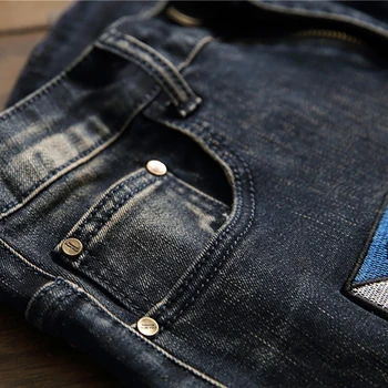 Sokotoo Mužov odznak patchwork roztrhlo vyšívané strečové džínsy Trendy otvory škvrny dizajn slim rovné denim nohavice